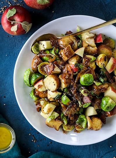 This soft pretzel panzanella with mustard vinaigrette is the best flavor combination for a fall salad there is! Crispy bacon, brussels sprouts, caramelized onion and chopped apple comes together to make for a satisfying delicious autumn salad. I howsweeteats.com #soft #pretzel #panzanella #mustard #apple #brusselssprouts