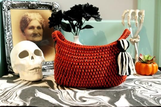 How to #Make a #Rope and #Crochet Basket | Ask Me Monday Video Tutorial and Pattern by Vickie Howell #halloween #halloweencrochet #halloweencraft #organization #yarn