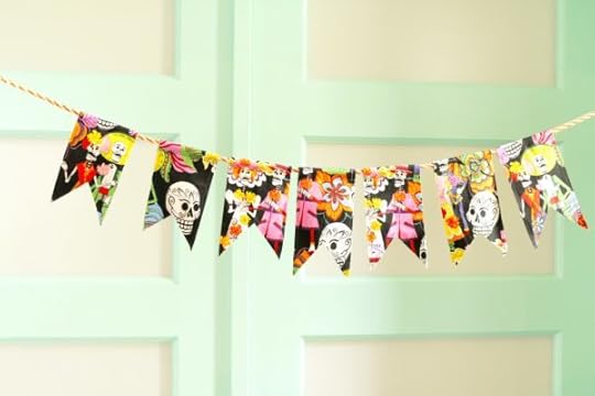 Dia De Los Muertos Pendant Garland | Vickie Howell #DIY #diadelosmuertoscrafts #fabricgarland #fabricbanner #pendantflags, #skeleton