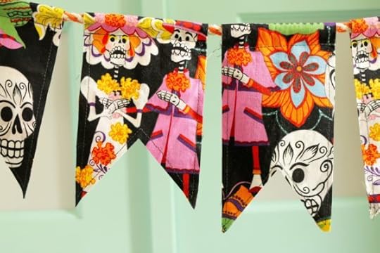 Dia De Los Muertos Pendant Garland | Vickie Howell #DIY #diadelosmuertoscrafts #fabricgarland #fabricbanner #pendantflags, #skeleton