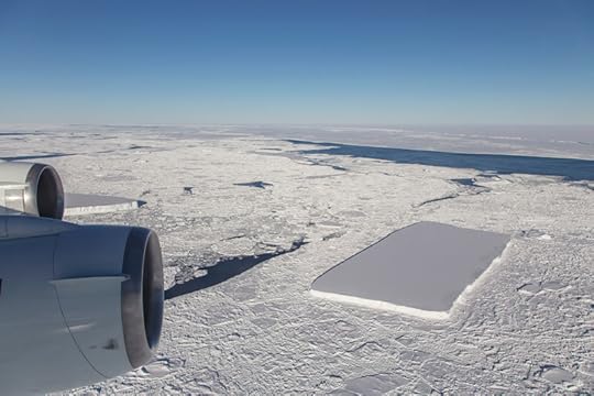 La Misi��n IceBridge de la NASA Fotograf��a un Curioso Iceberg Rectangular