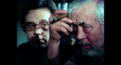 Brooks Ottertake (Peter Bogdanavich) observa a Jake Hannafort (John Huston) en The Other Side of the Wind (2018)