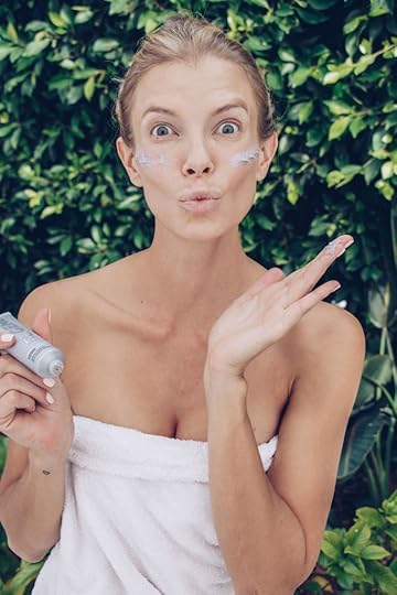 nikki sharp using madara mask for radiant skin