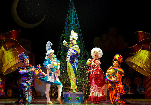 A Joyful, Colorful Show with Cirque Dreams Holidaze
