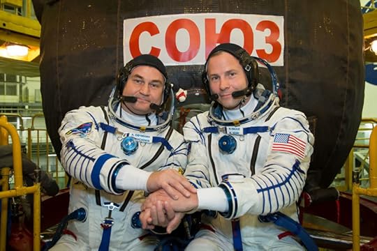 Los tripulantes de la Soyuz,Alexey Ovchinin de Roscosmos (izda.) y Nick Hague de la NASA (dcha.). Image Credit: NASA