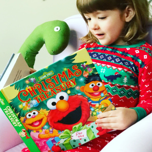 https://thebabybookwormblog.wordpress.com/2018/12/25/sesame-street-christmas-treasury-sesame-workshop/