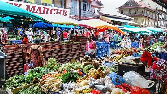 Produce and shoppers at French Guianian farmers market