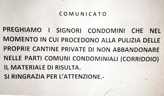 Cartello dell'amministratore di condominio<br />“Preghiamo i signori condomini che nel momento in cui procedono alla pulizia delle proprie cantine private di non abbandonare nelle parti comuni condominiali (corridoio) il materiale di risulta. Si ringrazia per l’attenzione.”