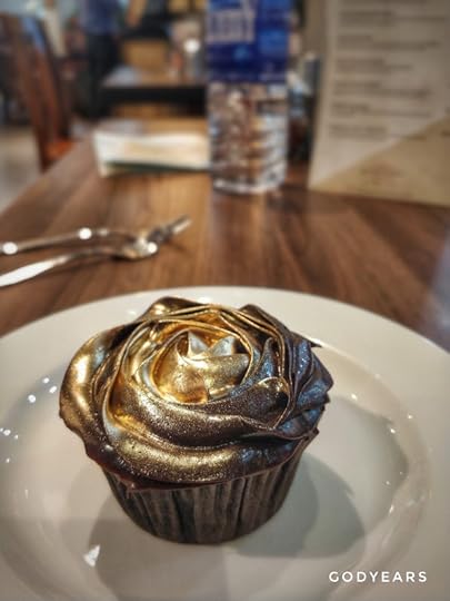 lulu mall kochi double chocolate cupcake