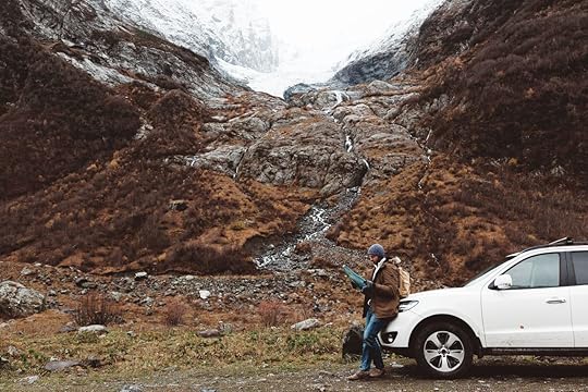 Man driving car on to the mountains