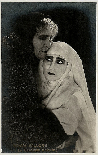 Soava Gallone and Jeanne Brindeau in La cavalcata ardente