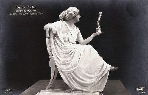 Henny Porten as Lebendes Porzellan in Die lebende Tote (1919)