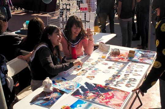Hermanas en cosplay vendiendo