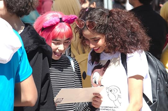 Chicas comprando artículos en la convención