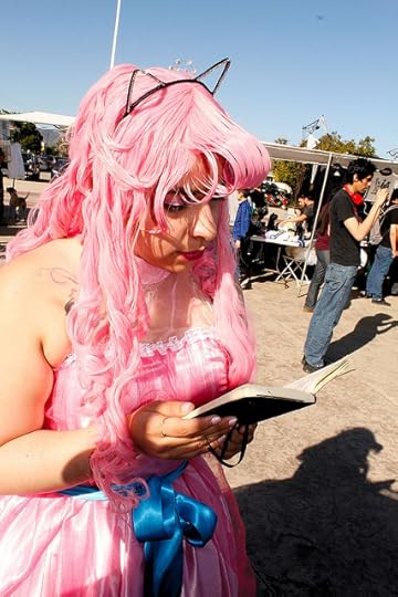 Daniela revisando mi diario de campo