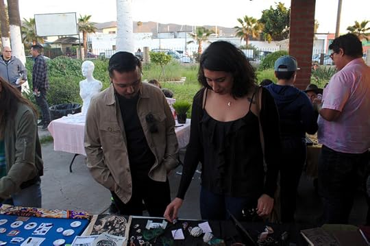 Una pareja comprando