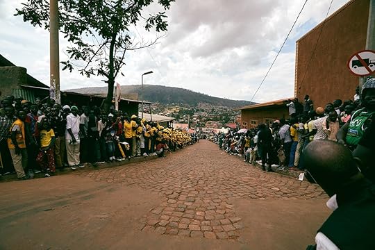 Rwandans watching cyclists in the Tour du Rwanda