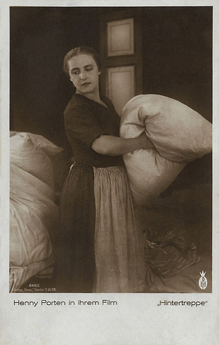 Henny Porten in Hintertreppe (1921)