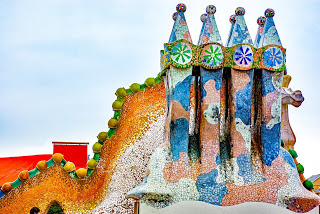 Art Nouveau by Antonio Gaudí - Barcelona - Casa Battlo - mosaic battlements