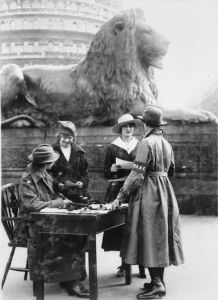 Suffragettes, A Poppy in Remembrance, WWI, White feathers, bandage rolling, what did suffragettes do in WWI, Women's rights, WWI female reporters