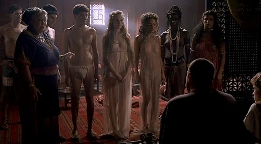 Un prostíbulo en la serie de la HBO Roma. La madama exhibe a varias chicas y chicos semidesnudos ante sus clientes.