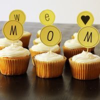 cupcakes spelling out We Love Mom