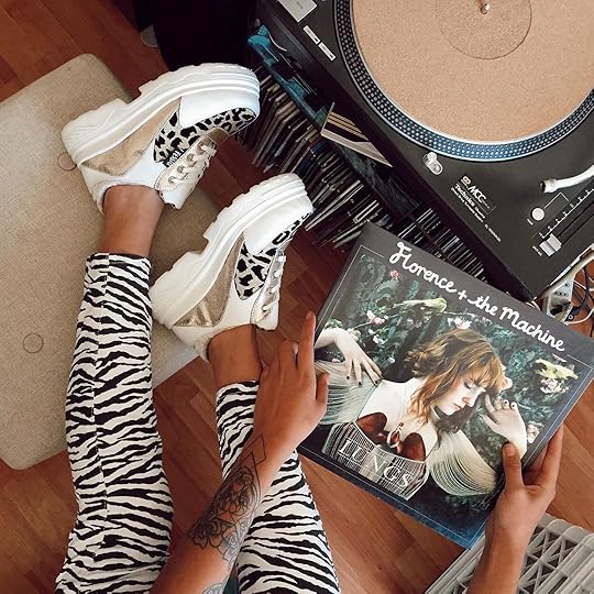 zapatillas modelo Chunky plataforma blanca y animal print