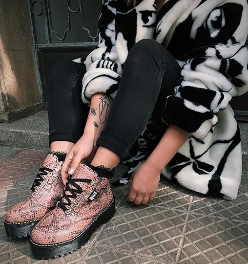 zapatos botín modelo Rocker snake estampado serpiente rosado