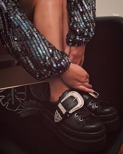 botín negro modelo Black hebilla