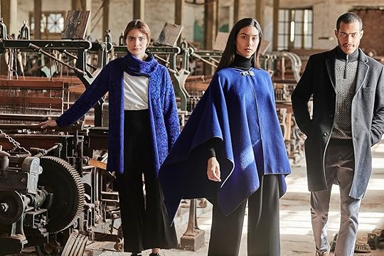 abrigo azul con texturas y poncho azul de mujer junto a abrigo gris de hombre