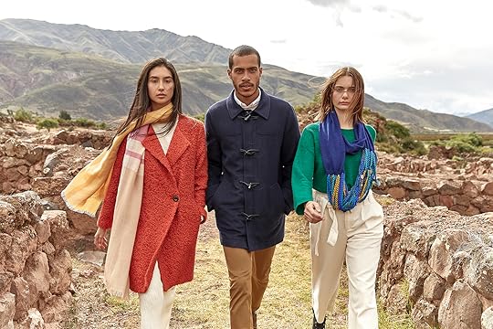 abrigo de mujer rojo con pañuelo de seda, montgomery gris de hombre y camiseta verde mujer con collar de lana y tela