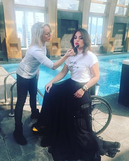 María Paz Díaz siendo maquillada por Carla Gasic