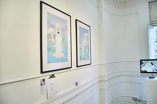 Sala de la muestra donde se observa ilustración de Paula Blanche