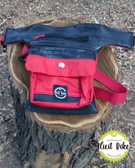 banano negro y rojo de upcycling de cámaras de bicicleta