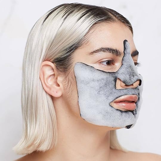 Mujer con mascarillas de burbujas