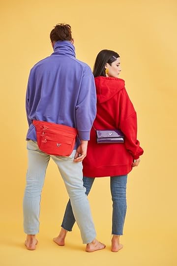 Hombre con banano o riñonera roja y mujer con cartera pequeña morada Helicia