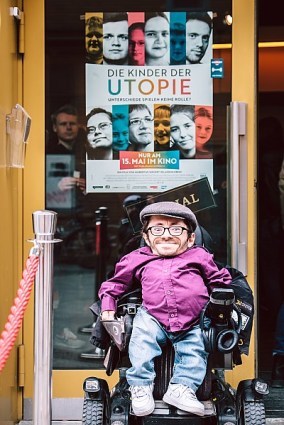 Raul Krauthausen vor einem Kinoplakat