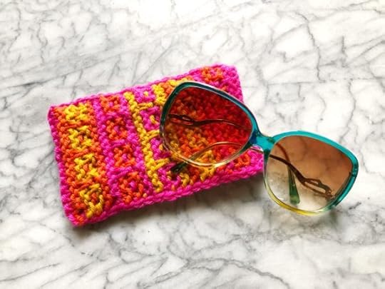 How to Mosaic Knit a Sunglasses Sleeve | Pattern & Tutorial by Vickie Howell #Mosaicknitting