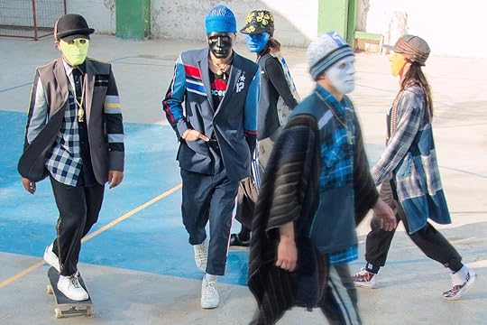 Enmascarados vestidos con trajes chaqueta pantalón de12Na Docena marca de indumentaria desde upcycling