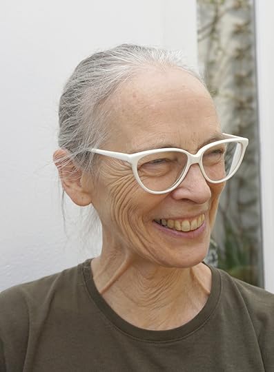 Caroline Broadhead sonriendo en fotografía para Autor punto ro