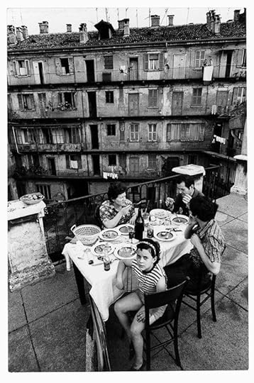 Milano negli anni '70, case di ringhiera. Ph Gianni Berengo Gardin