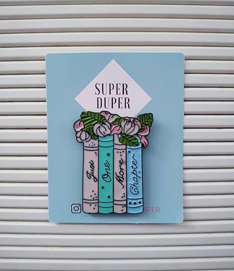 Pin de libros con verduras en la superficie