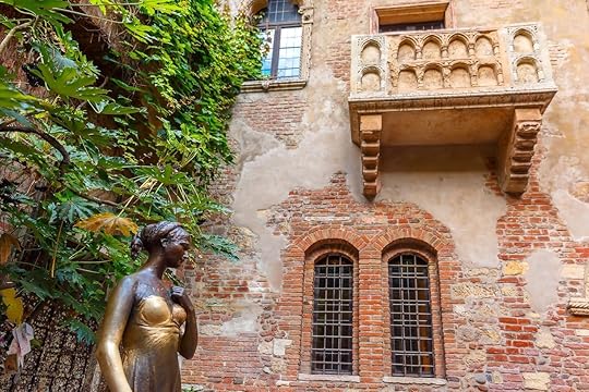 Juliet staue and balcony by Juliet house, Verona, Italy.