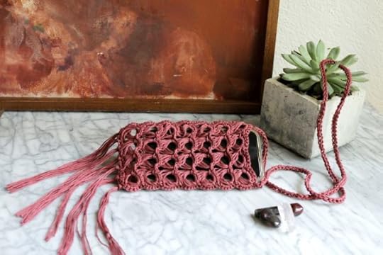 Boho Broomstick Lace Cell Phone Purse by Vickie Howell for Visible Mobile. Check out Visible for unlimited data for only $40/month. Free Pattern and Tutorial.