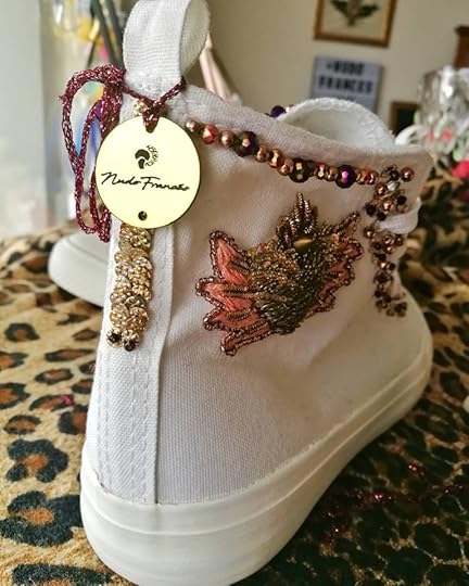 aplicación de bordado y pedrería en zapatillas blancas