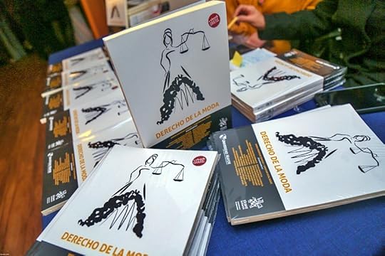 exhibición de libros libro Derecho de la moda en su lanzamiento en el Museo de la Moda