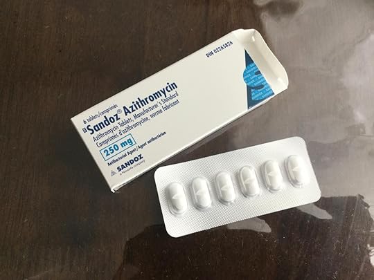 Azithromycin tablets on a table <br>Image credit: Anonymous1941, 2019</br>