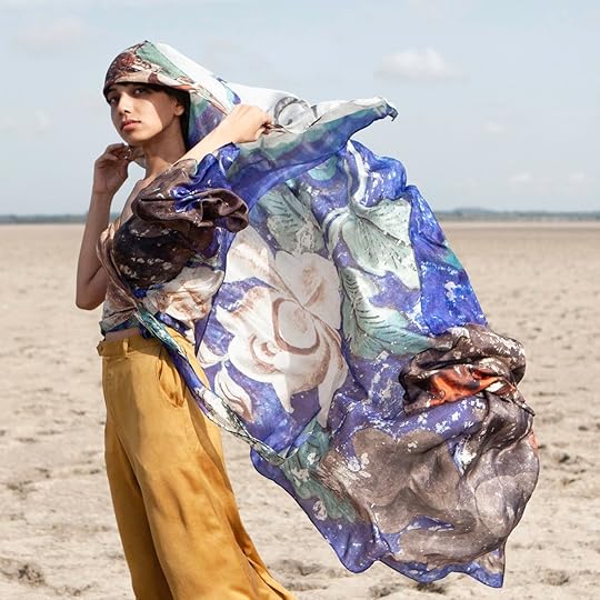 Pantalones de seda mostaza junto a blusa y pañuelo estampado de seda de colección Ladakh de XAD 