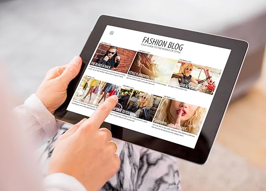 Mujer mira en una tablet un blog de moda