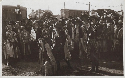 Italia Almirante Manzini, Alfonso Cassini and Franz Sala in Zingari (1920)